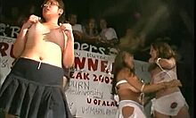 सेक्स-जुनूनी पार्टी की लड़कियां मंच पर कपड़े उतारती हुई और दिखाती हुई।