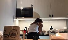 बेयरफुट बेब सिल्विया के रसोई कैमरे में उसकी निर्दोष चूचियों के साथ दिखाओ।