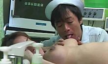 जापानी बेब पुरुष नर्सों के साथ मौसी और खिलौना खेलने का आनंद लेती है