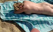 शौकिया समुद्र तट लड़की एक सींग का बना आदमी से एक बड़ा मोटा लंड jerkoff हो जाता है